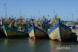 Nelayan menambatkan kapalnya  di Pelabuhan Perikanan Samudera, Desa  Lampulo, Banda Aceh, Aceh, Jumat (14/6/2024).  Sebagian besar nelayan di daerah itu mulai libur melaut  untuk merayakan tradisi Meugang menyambut hari raya Idul Adha 1445 .Hijriyah. ANTARA FOTO/Ampelsa.