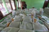 Warga membawa karung berisi beras saat pengambilan bantuan pangan cadangan beras di Balai Kelurahan Bandarlor, Kota Kediri, Jawa Timur, Jumat (14/6/2024). Badan Pangan Nasional (Bapanas) bersinergi dengan Perum Bulog dan pemerintah daerah setempat menyalurkan bantuan 336.320 kilogram beras periode bulan Juni 2024 untuk 33.632 keluarga penerima manfaat. Antara Jatim/Prasetia Fauzani/mas.