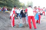 Momen Hari Bhayangkara Ke-78 Tahun 2024, Polres Pasaman Barat gelar bakti sosial bersih Pantai Muaro Sasak