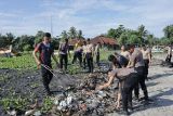 Polres Pesisir Barat bersihkan sampah di Pantai Kuala Stabas