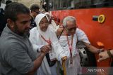 Jamaah calon haji Indonesia berjalan menuju bus yang akan membawa mereka ke Arafah di Makkah, Arab Saudi, Jumat (14/6/2024). Jamaah calon haji Indonesia mulai diberangkatkan secara bertahap ke Arafah untuk mengikuti rangkaian puncak ibadah haji pada Sabtu, 15 Juni 2024. ANTARA FOTO/Sigid Kurniawan/wsj.