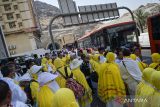 Jamaah calon haji Indonesia antre menaiki bus yang akan membawa mereka ke Arafah di Makkah, Arab Saudi, Jumat (14/6/2024). Jamaah calon haji Indonesia mulai diberangkatkan secara bertahap ke Arafah untuk mengikuti rangkaian puncak ibadah haji pada Sabtu, 15 Juni 2024. ANTARA FOTO/Sigid Kurniawan/wsj.