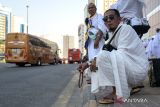 Jamaah calon haji Indonesia menunggu kedatangan bus yang akan membawa mereka ke Arafah di Makkah, Arab Saudi, Jumat (14/6/2024). Jamaah calon haji Indonesia mulai diberangkatkan secara bertahap ke Arafah untuk mengikuti rangkaian puncak ibadah haji pada Sabtu, 15 Juni 2024. ANTARA FOTO/Sigid Kurniawan/wsj.