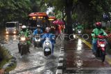 DKI Jakarta diterpa hujan disertai angin kencang