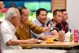 Jokowi santap kuliner mi pedas di Semarang hingga ngevlog