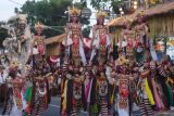 Seniman tampil pada pawai Pesta Kesenian Bali (PKB) ke-46 di Denpasar, Bali, Sabtu (15/6/2024). Kegiatan yang digelar pada 15 Juni hingga 13 Juli 2024 tersebut mengangkat tema Jana Kerthi Paramaguna Wikrama atau harkat martabat manusia unggul dengan melibatkan 13.515 seniman dari 275 kelompok seni. ANTARA FOTO/Nyoman Hendra Wibowo/wsj.