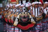 Seniman tampil pada pawai Pesta Kesenian Bali (PKB) ke-46 di Denpasar, Bali, Sabtu (15/6/2024). Kegiatan yang digelar pada 15 Juni hingga 13 Juli 2024 tersebut mengangkat tema Jana Kerthi Paramaguna Wikrama atau harkat martabat manusia unggul dengan melibatkan 13.515 seniman dari 275 kelompok seni. ANTARA FOTO/Nyoman Hendra Wibowo/wsj.