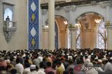 Umat Islam melaksanakan shalat Idul Adha 1445 H di Masjid Agung, Medan, Sumatera Utara, Senin (17/6/2024). Pemerintah menetapkan Idul Adha 1445 Hijriah jatuh pada pada Senin (17/6). ANTARA FOTO/Fransisco Carolio