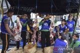 Warga memotong daging kurban setelah dilakukan pemeriksaan kesehatan jeroan dan karkas daging oleh dokter hewan dari Dinas Peternakan Dan Perikanan (Disnakan) Ciamis di Kabupaten Ciamis, Jawa Barat, Senin (17/6/2024). Pemeriksaan tersebut untuk memastikan kelayakan daging kurban sebelum disalurkan kepada warga yang berhak menerimanya. ANTARA FOTO/Adeng Bustomi/agr