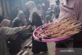 Santri membawa wadah berisi daging sate saat tradisi bakar sate bersama di Pesantren Dzikir Al Fath, Gunungpuyuh, Kota Sukabumi, Jawa Barat, Senin (17/6/2024). Tradisi membakar sebanyak 5.000 tusuk sate daging kurban tersebut diikuti 1.000 santri dalam rangka merayakan Hari Raya Idul Adha 1445 H. ANTARA FOTO/Henry Purba/agr