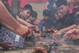 Santri membakar sate saat tradisi bakar sate bersama di Pesantren Dzikir Al Fath, Gunungpuyuh, Kota Sukabumi, Jawa Barat, Senin (17/6/2024). Tradisi membakar sebanyak 5.000 tusuk sate daging kurban tersebut diikuti 1.000 santri dalam rangka merayakan Hari Raya Idul Adha 1445 H. ANTARA FOTO/Henry Purba/agr
