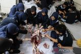 Siswa dan siswi belajar memotong daging domba saat kegiatan edukasi penyembelihan dan pengolahan hewan kurban di SMA Darul Hikam Unggulan, Bandung, Jawa Barat, Selasa (18/6/2024). Kegiatan yang diikuti oleh pelajar kelas 10 dan 11 tersebut bertujuan sebagai edukasi penyembelihan hewan secara syariat islam untuk meningkatkan kepedulian, keikhlasan, serta kesabaran siswa dalam berkurban yang hasilnya akan dibagikan kepada uwarga sekitar seperti tukang parkir, tukang sapu, hingga pedagang ANTARA FOTO/Novrian Arbi/agr