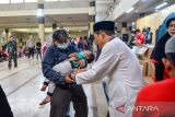 Warga menerima daging kurban di Masjid Raya Bandung, Jawa Barat, Selasa (18/6/2024). DKM Masjid Raya Bandung membagikan 1.200 pcs daging hewan kurban dengan berat 500 gram dari 7 ekor sapi dan 10 ekor domba kepada masyarakat setempat dan jamaah Masjid Raya Bandung. ANTARA FOTO/Raisan Al Farisi/agr