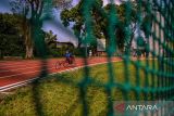 Atlet balap kursi roda cabang olahraga atletik mengikuti sesi latihan di Lapangan Koni Jabar, Bandung, Jawa Barat, Rabu (19/6/2024). Latihan atlet Peparnas di Bandung
