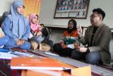 Corporate & Marketing Communication Head BTPN Syariah Ainul Yaqin (kanan) melakukan pendampingan keuangan dan motivasi terhadap nasabah dalam Pertemuan Rutin Sentra (PRS) Tulip Pandean di Purwantoro, Malang, Jawa Timur, Rabu (19/6/2024). Pendampingan tersebut dilakukan untuk membantu pengelolaan keuangan nasabah yang sebagian besar adalah pelaku Usaha Mikro Kecil Menengah ( UMKM) sehingga bisa mengembangkan usahanya sekaligus mendukung pemerintah dalam meningkatkan kualitas sumber daya perempuan dengan pengembangan ekonomi berbasis syariah di berbagai daerah di Indonesia. Antara Jatim/Ari Bowo Sucipto/mas.