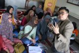 Corporate & Marketing Communication Head BTPN Syariah Ainul Yaqin (kanan) melakukan pendampingan keuangan dan motivasi terhadap nasabah dalam Pertemuan Rutin Sentra (PRS) Tulip Pandean di Purwantoro, Malang, Jawa Timur, Rabu (19/6/2024). Pendampingan tersebut dilakukan untuk membantu pengelolaan keuangan nasabah yang sebagian besar adalah pelaku Usaha Mikro Kecil Menengah ( UMKM) sehingga bisa mengembangkan usahanya sekaligus mendukung pemerintah dalam meningkatkan kualitas sumber daya perempuan dengan pengembangan ekonomi berbasis syariah di berbagai daerah di Indonesia. Antara Jatim/Ari Bowo Sucipto/mas.