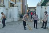 Polres Sikka bersihkan tempat ibadah sambut HUT Bhayangkara