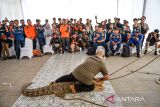 Pawang satwa liar memberikan materi terkait penyelamatan buaya di Kebun Binatang Bandung, Jawa Barat, Kamis (20/6/2024). Kebun Binatang Bandung bersama BBKSDA Jawa Barat, Aspinal Foundation, dan Konservasi Elang Kamojang menggelar prosedur standar dan tata cara penyelamatan satwa liar yang diikuti oleh petugas pemadam kebakaran, BPBD, dan mitra polhut guna mengurangi risiko kecelakaan oleh satwa liar. ANTARA FOTO/Raisan Al Farisi/agr