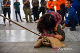 Peserta mengikuti simulasi penyelamatan hewan liar di Kebun Binatang Bandung, Jawa Barat, Kamis (20/6/2024). Kebun Binatang Bandung bersama BBKSDA Jawa Barat, Aspinal Foundation, dan Konservasi Elang Kamojang menggelar prosedur standar dan tata cara penyelamatan satwa liar yang diikuti oleh petugas pemadam kebakaran, BPBD, dan mitra polhut guna mengurangi risiko kecelakaan oleh satwa liar. ANTARA FOTO/Raisan Al Farisi/agr