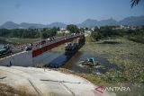 Petugas gabungan mengoperasikan alat berat untuk membersihkan sampah yang kembali menumpuk di aliran Sungai Citarum, Jembatan BBS, Batujajar,  Kabupaten Bandung Barat, Kamis (20/6/2024). Pemerintah Provinsi Jawa Barat memperpanjang waktu pembersihan sampah hingga 1,5 bulan ke depan akibat sampah yang terus menumpuk padai aliran Sungai Citarum di kawasan tersebut. ANTARA FOTO/Novrian Arbi/agr