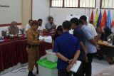 Sejumlah saksi dari Partai Demokrat dan Partai Nasdem melihat kotak yang berisi formulir C1 Hasil dan formulir D Hasil saat rekapitulasi ulang perolehan suara di KPU Jember, Jawa Timur, Rabu (19/6/2024). KPU Jember melaksanakan putusan Mahkamah Konstitusi yakni melakukan rekapitulasi ulang perolehan suara hasil Pemilihan Legislatif 2024 untuk DPRD Jember di Daerah Pemilihan 1. Antara Jatim/Seno/mas.