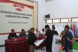 Sejumlah petugas dan saksi dari Partai Demokrat dan Partai Nadem melihat kotak yang berisi formulir C1 Hasil dan formulir D Hasil saat rekapitulasi ulang perolehan suara di KPU Jember, Jawa Timur, Rabu (19/6/2024). KPU Jember melaksanakan putusan Mahkamah Konstitusi yakni melakukan rekapitulasi ulang perolehan suara hasil Pemilihan Legislatif 2024 untuk DPRD Jember di Daerah Pemilihan 1. Antara Jatim/Seno/mas.