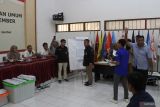 Seorang saksi dari Partai Demokrat (kanan) memprotes formulir C1 Hasil dan formulir D Hasil saat rekapitulasi ulang perolehan suara di KPU Jember, Jawa Timur, Rabu (19/6/2024). KPU Jember melaksanakan putusan Mahkamah Konstitusi yakni melakukan rekapitulasi ulang perolehan suara hasil Pemilihan Legislatif 2024 untuk DPRD Jember di Daerah Pemilihan 1. Antara Jatim/Seno/mas.