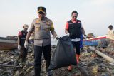 Sambut HUT Ke 78 Bhayangkara, Polresta Bandarlampung bersihkan sampah pantai