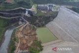 Foto udara proyek pembangunan Bendungan Leuwikeris di Kabupaten Tasikmalaya, Jawa Barat, Jumat (21/6/2024). Progres Proyek Strategis Nasional (PSN) Bendungan Leuwikeris yang sudah mencapai 98 persen itu akan dilakukan pengisian air dari Sungai Citanduy pada akhir Juni atau awal Juli tahun 2024 dan selanjutnya direncanakan akan diresmikan oleh Presiden Joko Widodo. ANTARA FOTO/Adeng Bustomi/agr