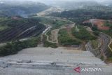 Foto udara proyek pembangunan Bendungan Leuwikeris di Kabupaten Tasikmalaya, Jawa Barat, Jumat (21/6/2024). Progres Proyek Strategis Nasional (PSN) Bendungan Leuwikeris yang sudah mencapai 98 persen itu akan dilakukan pengisian air dari Sungai Citanduy pada akhir Juni atau awal Juli tahun 2024 dan selanjutnya direncanakan akan diresmikan oleh Presiden Joko Widodo. ANTARA FOTO/Adeng Bustomi/agr