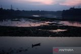 Warga menggunakan perahu melintas di dekat tumpukan sampah yang telah dijaring di aliran Sungai Citarum, Kabupaten Bandung Barat, Jawa Barat, Jumat (21/6/2024). Pemerintah Jawa Barat menerapkan jaring penyekat sampah di sejumlah titik dari hulu hingga hilir di aliran Sungai Citarum sebagai salah satu pilihan dalam mengatasi dan mengantisipasi sampah yang terbawa arus ataupun mengendap di aliran sungai. ANTARA FOTO/Novrian Arbi/agr