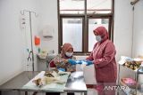 Dokter hewan melakukan kastrasi kepada kucing jantan di UPTD Klinik Hewan Kota Bandung, Jawa Barat, Jumat (21/6/2024). Dinas Ketahanan Pangan dan Pertanian Kota Bandung menggelar strelisisasi dan kastrasi bagi kucing peliharaan milik warga Kota Bandung secara gratis dengan kuota 100 kucing yang bertujuan untuk menekan angka populasi kucing serta memperingati hari jadi Kota Bandung. ANTARA FOTO/Raisan Al Farisi/agr