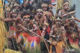 Sejumlah penari menampilkan tarian isosolo (tarian yang dilakukan sekelompok orang dengan menggunakan perahu di Danau Sentani) dalam Festival Danau Sentani (FDS) XIV 2024 di Pantai Khalkote, Kabupaten Jayapura, Papua, Rabu (19/06/2024). Festival dimeriahkan dengan penampilan 16 grup tari isosolo yang mengitari sekitar Danau Sentani. ANTARA FOTO/Gusti Tanati/tom. 