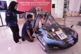 GM Tim Sapuangin Institut Teknologi Sepuluh Nopember (ITS) Raihan Naufal Hafizh (tengah), Non-Technical Manager Shofia Tiara Chyani (kiri) dan pengemudi Rifky Khaerul (kanan) bersiap untuk menguji coba purwarupa mobil Sapuangin XI Evo 3 di sela-sela peluncurannya di Gedung Pusat Riset ITS, Surabaya, Jawa Timur, Jumat (21/6/2024). Inovasi purwarupa mobil bertenaga bahan bakar gasoline yang mampu melesat hingga 38 kilometer per jam dengan konsumsi bahan bakar sekitar 500 kilometer per satu liter  tersebut disiapkan ITS untuk mengikuti kontes mobil hemat energi Shell Eco-Marathon 2024 di Sirkuit Internasional Mandalika pada 2-6 Juli 2024. Antara Jatim/Moch Asim/um.