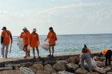 Cleo bersama masyarakat Bali bersihkan Pantai Sanur