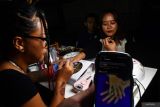 lSeorang nail artist menghias kuku pengunjung di sebuah stan saat digelar Madiun Kreatif Fest 2024 di Kota Madiun, Jawa Timur, Jumat (21/6/2024). Festival kreatif yang digelar hingga Sabtu (22/6/2024) tersebut diselenggarakan oleh Pemkot Madiun guna mengapresiasi dan memfasilitasi pelaku usaha bidang ekonomi kreatif. Antara Jatim/Siswowidodo/mas.