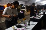 Barista meracik minuman kopi saat mengikuti kontes barista di Kota Madiun, Jawa Timur, Jumat (21/6/2024). Kontes yang diikuti 36 barista dari Kota dan Kabupaten Madiun tersebut sebagai ajang untuk mengadu kreatifitas antarbarista guna meningkatkan kemampuan meracik minuman kopi. Antara Jatim/Siswowidodo/mas.