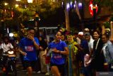 Pelari memacu kecepatan sebelun memasuki garis finish saat mengikuti lomba lari Madnight run 10.6K di Kota Madiun, Jawa Timur, Sabtu (22/6/2024). Lomba lari sejauh 10,6 kilometer dalam rangka HUT ke-106 Kota Madiun tersebut diikuti 1.800 peserta dari berbagai daerah di Indonesia. Antara Jatim/Siswowidodo/um 