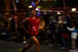 Pelari memacu kecepatan sebelun memasuki garis finish saat mengikuti lomba lari Madnight run 10.6K di Kota Madiun, Jawa Timur, Sabtu (22/6/2024). Lomba lari sejauh 10,6 kilometer dalam rangka HUT ke-106 Kota Madiun tersebut diikuti 1.800 peserta dari berbagai daerah di Indonesia. Antara Jatim/Siswowidodo/um 