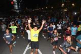 Pelari mengikuti lomba lari Madnight run 10.6K di Kota Madiun, Jawa Timur, Sabtu (22/6/2024). Lomba lari sejauh 10,6 kilometer dalam rangka HUT ke-106 Kota Madiun tersebut diikuti 1.800 peserta dari berbagai daerah di Indonesia. Antara Jatim/Siswowidodo/um 