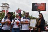 Pj Wali Kota Madiun Eddy Supriyanto (kedua kanan) menerima piagam penghargaan dari perwakilan Musium Rekor Dunia Indonesia (MURI) Sri Widayati (kanan) saat pemecahan rekor MURI Dribble Bola Basket oleh Peserta Terbanyak di Kota Madiun, Jawa Timur, Minggu (23/6/2024). MURI memberikan piagam penghargaan kepada Pemkot Madiun atas Pemrakarsa dan Penyelenggara Dribble Bola Basket oleh Peserta Terbanyak dengan jumlah 1.223 peserta, terdiri murid SD, SMP, SMA, dan anggota komunitas basket. Antara Jatim/Siswowidodo/um 