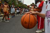 Peserta mendrible bola basket saat pemecahan rekor Musium Rekor Dunia Indonesia (MURI) Dribble Bola Basket oleh Peserta Terbanyak di Kota Madiun, Jawa Timur, Minggu (23/6/2024). MURI memberikan piagam penghargaan kepada Pemkot Madiun atas Pemrakarsa dan Penyelenggara Dribble Bola Basket oleh Peserta Terbanyak dengan jumlah 1.223 peserta, terdiri murid SD, SMP, SMA, dan anggota komunitas basket. Antara Jatim/Siswowidodo/um 