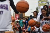 Peserta mendrible bola basket saat pemecahan rekor Musium Rekor Dunia Indonesia (MURI) Dribble Bola Basket oleh Peserta Terbanyak di Kota Madiun, Jawa Timur, Minggu (23/6/2024). MURI memberikan piagam penghargaan kepada Pemkot Madiun atas Pemrakarsa dan Penyelenggara Dribble Bola Basket oleh Peserta Terbanyak dengan jumlah 1.223 peserta, terdiri murid SD, SMP, SMA, dan anggota komunitas basket. Antara Jatim/Siswowidodo/um 