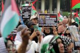 Warga mengikuti aksi bela Palestina di Alun Alun Sidoarjo, Jawa Timur, Minggu (23/6/2024). Aksi gabungan dari berbagai komunitas tersebut selain untuk menggalang dana, juga bentuk pembelaan dan kepedulian terhadap Palestina yang mengalami penderitaan akibat serangan militer Israel. Antara Jatim/Umarul Faruq/mas