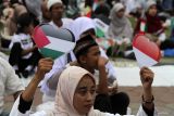 Warga mengikuti aksi bela Palestina di Alun Alun Sidoarjo, Jawa Timur, Minggu (23/6/2024). Aksi gabungan dari berbagai komunitas tersebut selain untuk menggalang dana, juga bentuk pembelaan dan kepedulian terhadap Palestina yang mengalami penderitaan akibat serangan militer Israel. Antara Jatim/Umarul Faruq/mas