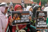 Warga mengikuti aksi bela Palestina di Alun Alun Sidoarjo, Jawa Timur, Minggu (23/6/2024). Aksi gabungan dari berbagai komunitas tersebut selain untuk menggalang dana, juga bentuk pembelaan dan kepedulian terhadap Palestina yang mengalami penderitaan akibat serangan militer Israel. Antara Jatim/Umarul Faruq/mas