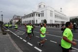Sejumlah peserta lomba lari Green Force Run 2024 berlari melintas di Jalan Rajawali, Surabaya, Jawa Timur, Minggu (23/6/2024). Lomba lari dengan kategori 21K, 10K, 5K dan Family Run itu diikuti sekitar 3.500 peserta untuk merayakan Anniversary ke-97 Persebaya. Antara Jatim/Didik Suhartono/um 