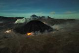 Foto udara kondisi Gunung Batok yang terbakar di Kawasan Taman Nasional Bromo Tengger Semeru (TNBTS), Probolinggo, Jawa Timur, Sabtu (22/6/2024). Tim Brigade Pengendalian Kebakaran Hutan dan Lahan (Brigdalkarhut) TNBTS bersama MPA dan personel TNI Polri masih berusaha untuk melakukan pemadaman api di Gunung Batok dan hingga saat ini penyebab kebakaran masih dalam proses penyelidikan. Antara Jatim/Irfan Sumanjaya/um 