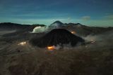 Foto udara kondisi Gunung Batok yang terbakar di Kawasan Taman Nasional Bromo Tengger Semeru (TNBTS), Probolinggo, Jawa Timur, Sabtu (22/6/2024). Tim Brigade Pengendalian Kebakaran Hutan dan Lahan (Brigdalkarhut) TNBTS bersama MPA dan personel TNI Polri masih berusaha untuk melakukan pemadaman api di Gunung Batok dan hingga saat ini penyebab kebakaran masih dalam proses penyelidikan. Antara Jatim/Irfan Sumanjaya/um 