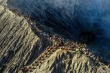 Foto udara masyarakat Suku Tengger merayakan Yadnya Kasada di kawah Gunung Bromo, Probolinggo, Jawa Timur, Sabtu (22/6/2024). Perayaan Yadnya Kasada merupakan bentuk ungkapan syukur dan penghormatan kepada leluhur masyarakat Suku Tengger dengan cara melarung sesaji berupa hasil bumi dan ternak ke kawah Gunung Bromo. Antara Jatim/Muhammad Mada/um